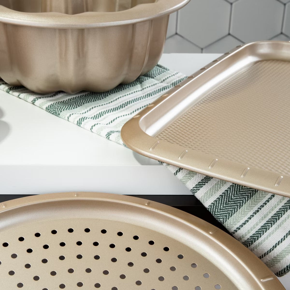 Baking Sheet – stick Carbon Steel Perforated Pizza Pan 12.5" – Beige