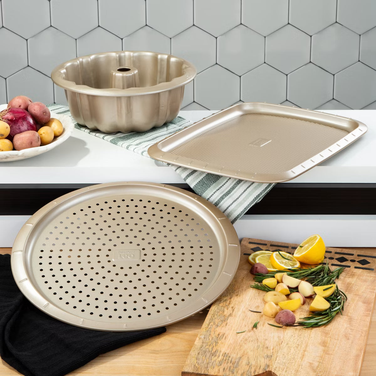 Baking Sheet – stick Carbon Steel Perforated Pizza Pan 12.5" – Beige